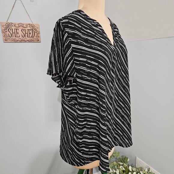 Maurices Black and White Women's Top Plus Size 1X Y Neck Tunic Dark Whimsical - Picture 3 of 14